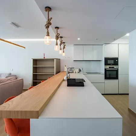 Excellent Two Bedroom Apartment *